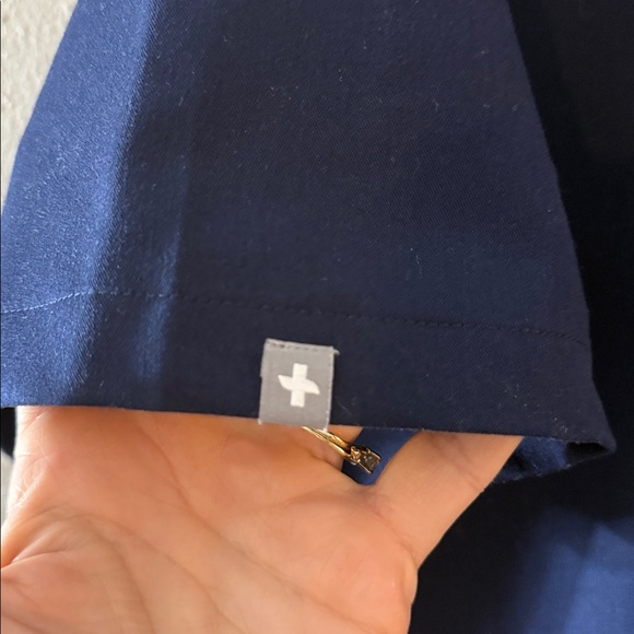 Figs Technical Collection Navy 3 Pocket Scrub Top V-Neck Large - Picture 4 of 9